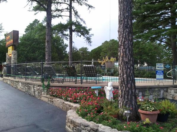 Country Mountain Inn Юрека Спрингс Екстериор снимка