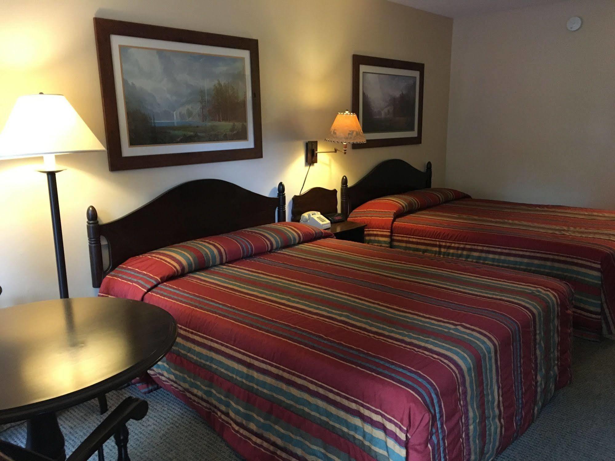 Country Mountain Inn Юрека Спрингс Екстериор снимка