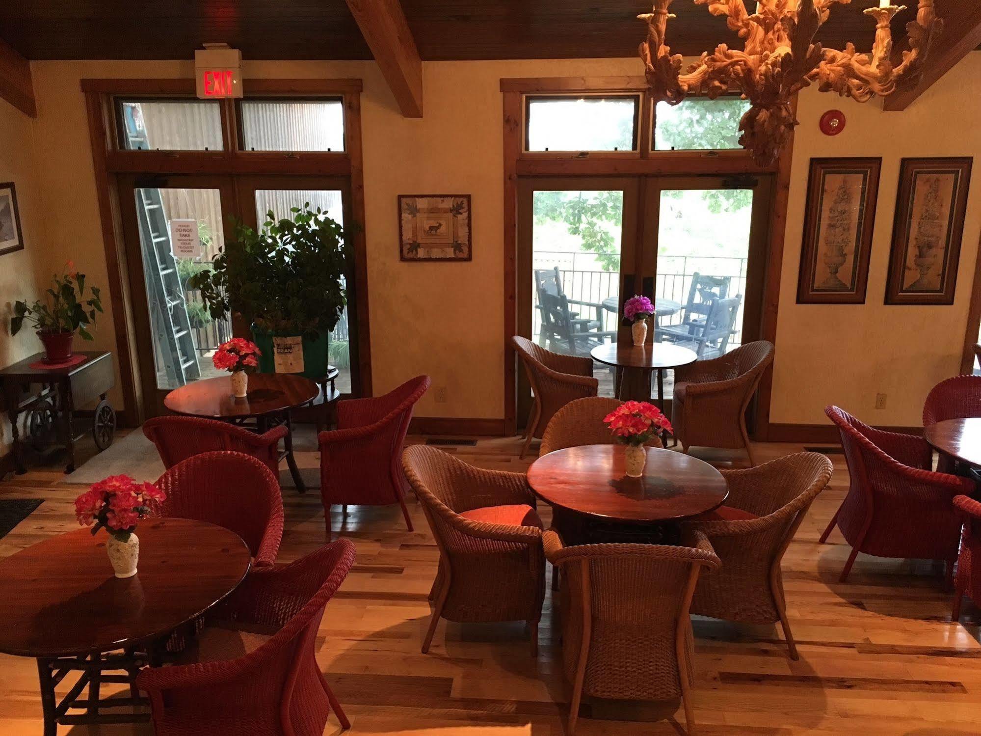 Country Mountain Inn Юрека Спрингс Екстериор снимка