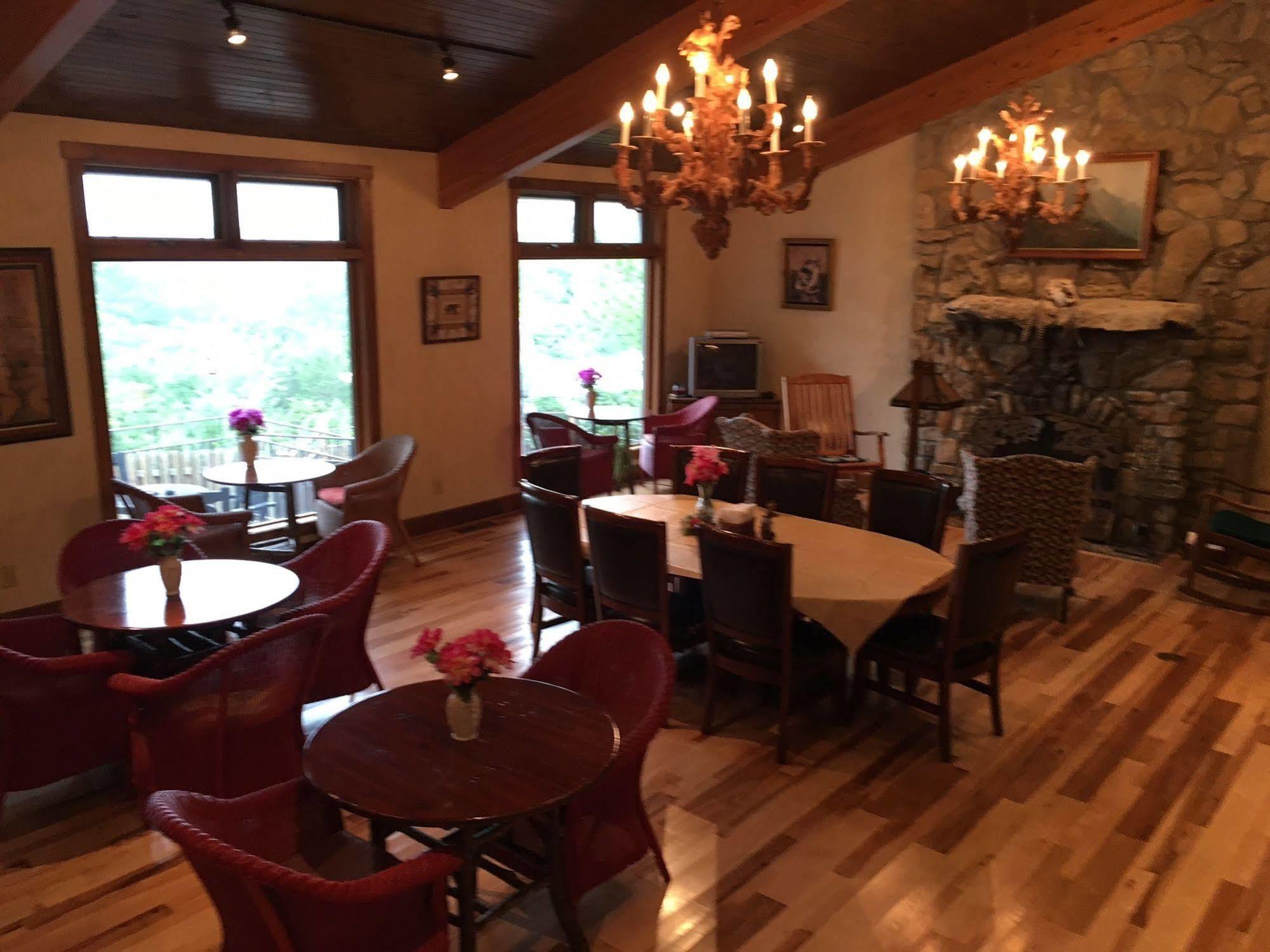 Country Mountain Inn Юрека Спрингс Екстериор снимка
